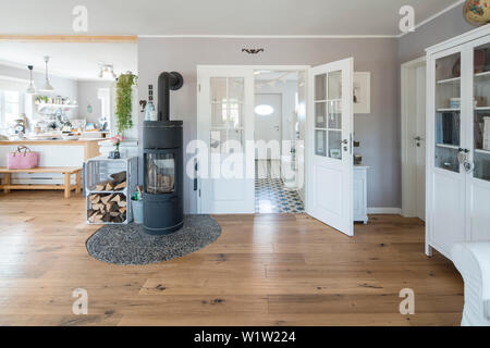 Modernen nordischen Wohnzimmer im Haus mit weißen und grauen Möbeln und Holzfußboden, Korbach, Hessen, Deutschland, Europa Stockfoto