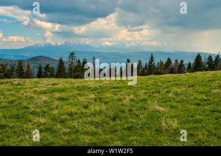 Schönen Berg Frühling Landschaft. Schönen Gipfeln und lieblichen Tälern und Hügeln. Stockfoto