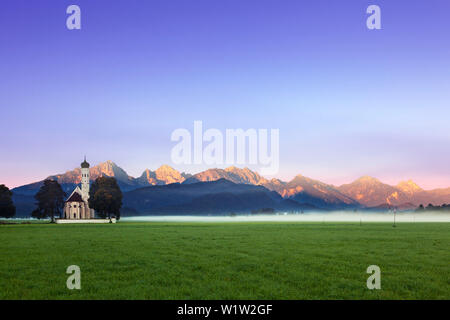 Wallfahrtskirche St. Coloman, Blick auf die Tannheimer Berge, Allgäuer Alpen, Allgäu, Bayern, Deutschland Stockfoto