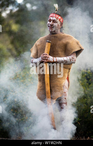 Gäste im Pretty Beach House sind mit einem Aboriginal Willkommen Rauchen Zeremonie empfangen Stockfoto
