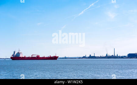 HAMILTON, Kanada - 21. APRIL 2018: Die Öl- und Chemikalientanker, zehn Moster" ist vor Anker im Hafen von Hamilton in der Nähe vom Industriegebiet der Stadt. Stockfoto