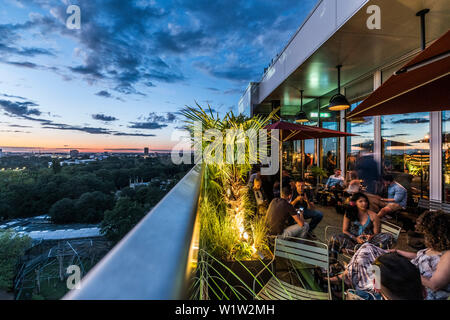 Die Menschen auf der Terrasse des 25 Stunden Hotel und mit Blick auf den Zoologischen Garten, Berlin, Deutschland Stockfoto