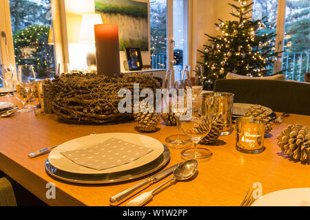 Weihnachten in einem modernen Apartment in Hamburg, Norddeutschland, Deutschland Stockfoto