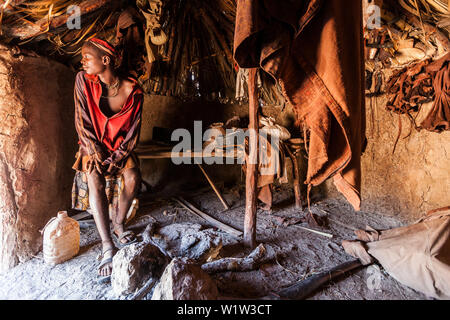 Junge Himba Mann in seiner Hütte, Kunene, Namibia, Afrika Stockfoto