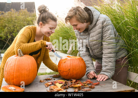 Kinder mit Kürbis an Halloween, Hamburg, Deutschland Stockfoto