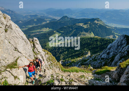 Zwei Frauen beim Wandern, bis zu den Hohen Göll Schuster Teig, hohe Goll, Berchtesgadener Alpen, Oberbayern, Bayern, Deutschland Stockfoto