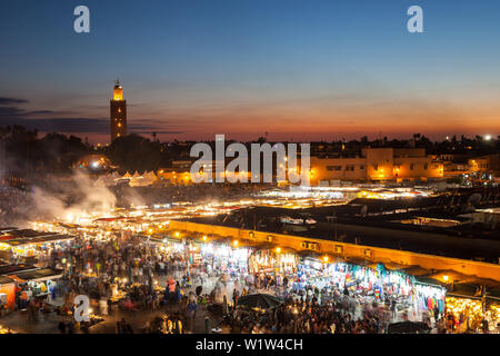Platz Jemaa el-Fnaa Platz und Markt bei Nacht in Marrakesch, Marokko, Afrika Stockfoto