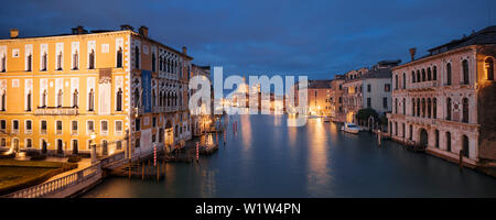 Panoramablick von der Ponte dell'Accademia über den Grand Canal mit beleuchteten Häuser, der Palazzo Cavalli-Franchetti links, der Palazzo Contarini Stockfoto