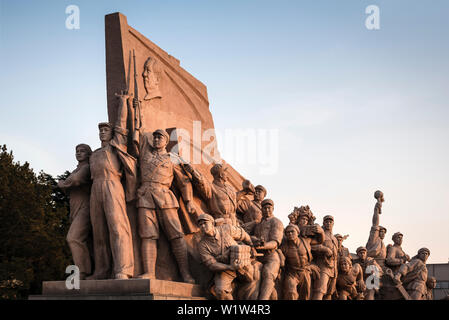 Kommunistische Denkmal vor der Vorsitzende Mao Zedong Memorial Hall, dem Platz des Himmlischen Friedens, Peking, China, Asien Stockfoto
