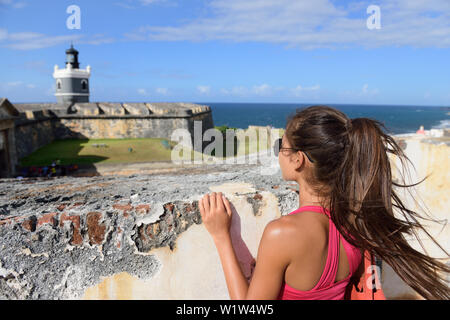 Puerto Rico Travel Tourist Frau in San Juan, unten am Fort Castillo San Felipe del Morro, berühmten Sehenswürdigkeiten der Altstadt von San Juan in Puerto Rico, USA suchen. Sommerferien. Stockfoto