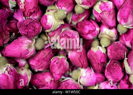 Rose Kaffee - getrocknete Rosenblütenblätter blumen Textur closeup. Trockene Rosen Blütenblätter für asiatische Tee und Gewürze. Copyspace für Element oder Hintergrund. Stockfoto