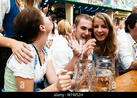 Junges Paar im Bierzelt, Oktoberfest, München, Bayern, Deutschland Stockfoto