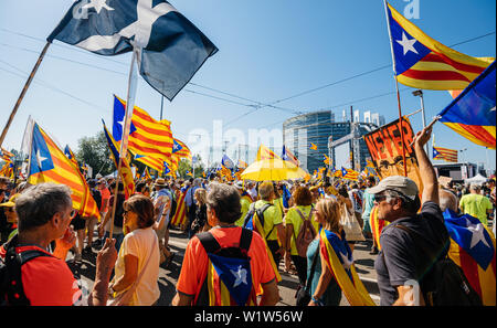 Straßburg, Frankreich - Nov 2 2019: große Gruppe von Menschen holding Estelada katalanischen Separatisten flags Protest vor der EU Europäisches Parlament gegen die Ausgrenzung von drei Katalanischen demonstrieren gewählten Abgeordneten des Europäischen Parlaments Stockfoto