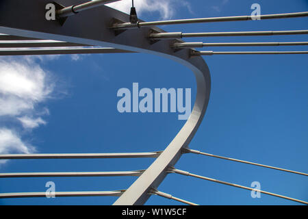 Schrägseilbrücke gegen die blauen bewölkten Himmel close-up an einem sonnigen Sommertag Stockfoto