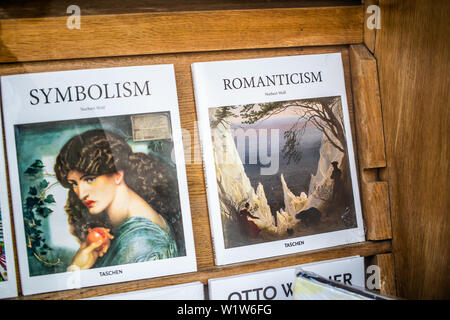 Lodz, Polen, 21. April 2019: Fenster Speichern mit Büchern über berühmte Maler, Malerei Trends, Epochen, Symbolik, Romantik, Schaufenster der Buchhandlung Stockfoto