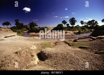 Die karge Landschaft des Talek River in der Nähe von Talek Dorf, am Rande der Masai Mara, Kenia Stockfoto