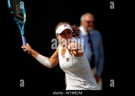 Wimbledon, London, UK. 3. Juli 2019. Vom 3. Juli 2019 - amerikanischen Sofia Kenin gibt einen Schuß zu Dayana Yastremska der Ukraine in Aktion bei Wimbledon heute. Quelle: Adam Stoltman/Alamy leben Nachrichten Stockfoto