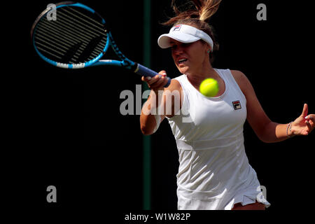 Wimbledon, London, UK. 3. Juli 2019. Vom 3. Juli 2019 - amerikanischen Sofia Kenin gibt einen Schuß zu Dayana Yastremska der Ukraine in Aktion bei Wimbledon heute. Quelle: Adam Stoltman/Alamy leben Nachrichten Stockfoto