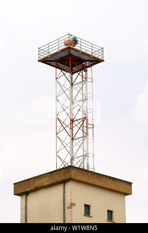 Eine stillgelegte Wachturm mit einem Flutlicht auf einem stillgelegten Flughafen. Stockfoto
