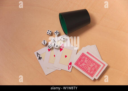Die vier Asse des poker karten Neben sechs Würfeln der Punkte und der Rest des Decks ohne Aufteilung Stockfoto