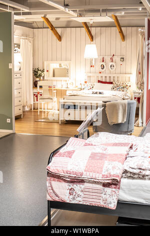 Lodz, Polen, Jan 2019 Ausstellung Innenbereich IKEA. Moderne Schlafzimmer. IKEA Designs, verkauft einbaufertigen Möbel, Einrichtung, Wohnaccessoires Stockfoto