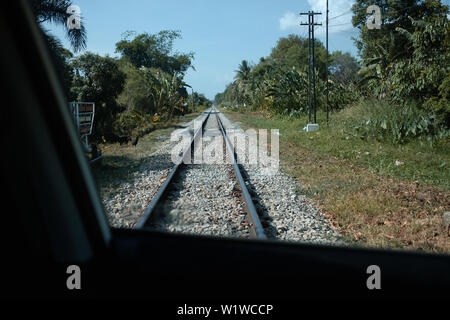 Auto quer durch Bahn in der Landschaft Stockfoto