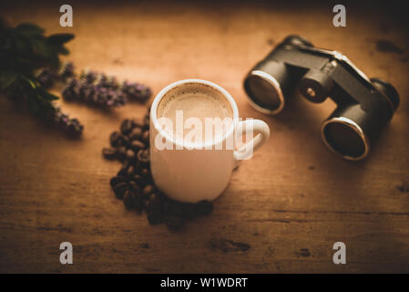 Kleine Tasse mit Kaffee auf einem Holztisch Stockfoto