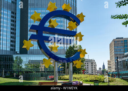 Frankfurt am Main, Deutschland. Juli 2019. Das Denkmal des Euro Symbol vor dem Eurotorre Gebäude Stockfoto