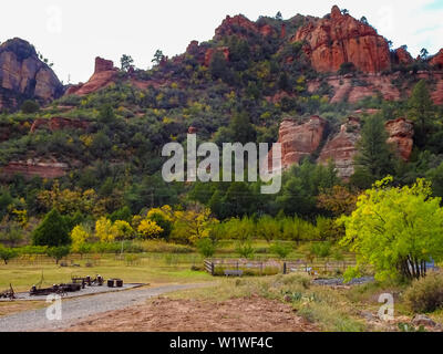 Antike landwirtschaftliche Equiment und Red Rock Berge in Slide Rock State Park außerhalb Sedona Arizona Stockfoto