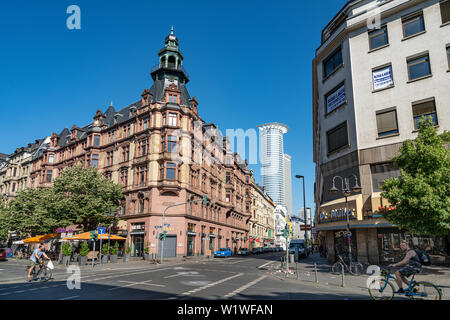 Frankfurt am Main, Deutschland. Juli 2019. Der Kontrast zwischen den alten und modernen Gebäuden in der Innenstadt Stockfoto