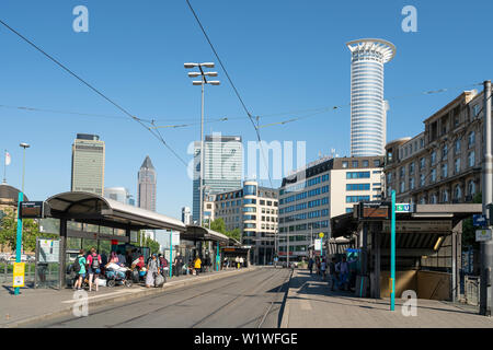 Frankfurt am Main, Deutschland. Juli 2019. Ein Blick auf die Fahrgäste in der Straßenbahn-Haltestellen warten Stockfoto