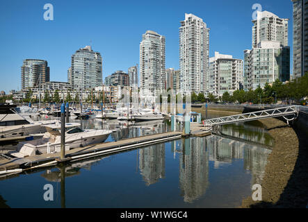 Yaletown False Creek. Am frühen Morgen Licht spiegelt sich Yaletown Condominiums. Vancouver. British Columbia, Kanada. Stockfoto