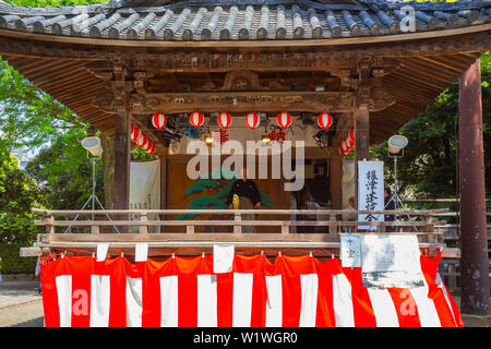 Tokyo, Japan - 29. April 2018: Unbekannter Menschen führen Japanische Ventilator Tanz in Bunkyo Azalea Festival (Tsutsuji Matsuri) an Nezu Schrein Stockfoto