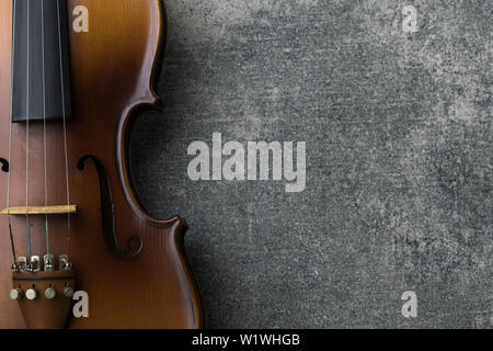 Vintage Violine auf konkreten Hintergrund Stockfoto