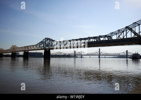 Brücken über den Ohio River in Louisville Kentucky USA des George Rogers Clark Memorial Bridge, Stockfoto