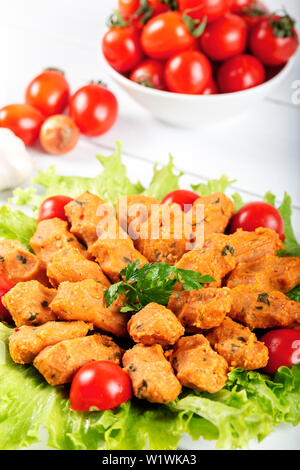 Traditionelle türkische Speisen mit Bulgur und Linsen. Mercimek Koftesi. Linsen Pastetchen serviert mit Salat und Tomaten. Stockfoto