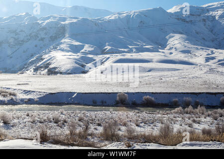 Verschneite Landschaft vom Fenster Stockfoto