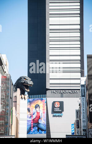 Godzilla statue inmitten street Szene mit TOHO Kino und Hotel Gacery Tokyo Japan Stockfoto