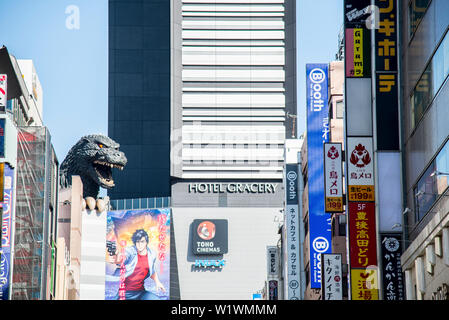 Godzilla statue inmitten street Szene mit TOHO Kino und Hotel Gacery Tokyo Japan Stockfoto