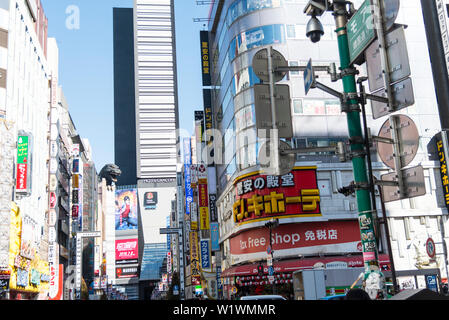 Godzilla statue inmitten street Szene mit TOHO Kino und Hotel Gacery Tokyo Japan Stockfoto