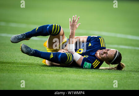 Lyon, Frankreich. 3. Juli 2019. Kosovare Asllani von Schweden wird während des im Halbfinale zwischen den Niederlanden und Schweden an der 2019 FIFA Frauenfussball Weltmeisterschaft in Stade de Lyon in Lyon, Frankreich, 3. Juli 2019 verletzt. Credit: Xiao Yijiu/Xinhua/Alamy leben Nachrichten Stockfoto