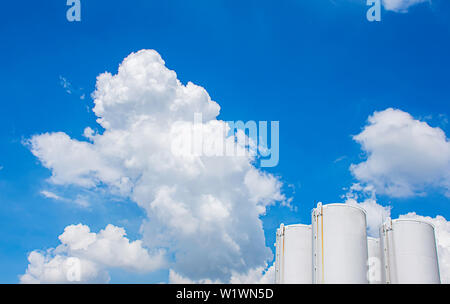 Kraftstofftanks Weiß und die Schönheit des Himmels mit Wolken und die Sonne im Sommer. Stockfoto