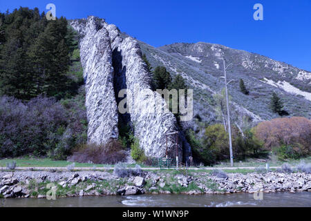 Devil's Slide in Weber Canyon auf der Interstate 84 und die Weber River in der Nähe von Croydon in der Morgan County, Utah, besteht aus zwei parallelen l Stockfoto