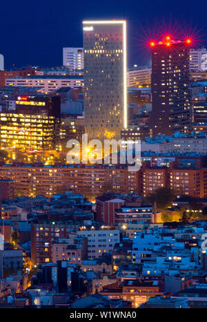 Luftaufnahme von Barcelona in der Abenddämmerung. Stockfoto