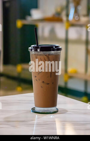 Eiskaffee, Schlagsahne in einem Glas auf den Tisch. Stockfoto