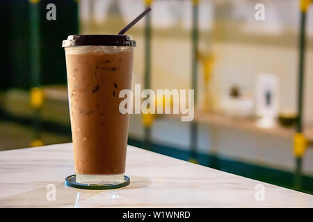 Eiskaffee, Schlagsahne in einem Glas auf den Tisch. Stockfoto
