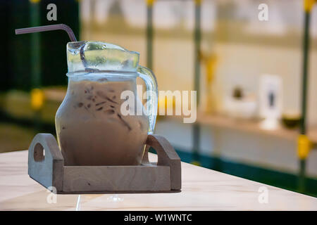 Eiskaffee, Schlagsahne in einem Glas auf den Tisch. Stockfoto