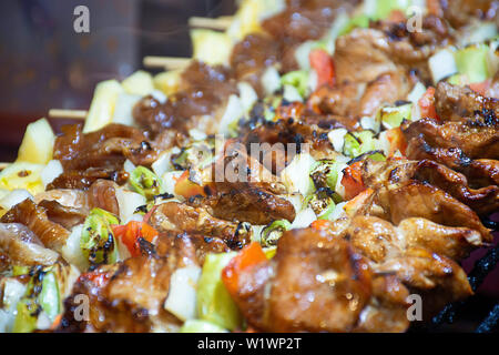 BBQ Gegrilltes Fleisch mit Gemüse und Tomatensauce auf den Stahl Gitter mit der Hitze. Stockfoto