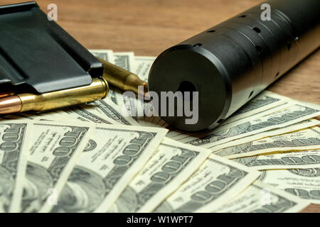 Rifle barrel, Unterdrücker und Patronen auf Geld. Konzept für Kriminalität, Mord, Mörder, Terrorismus, Krieg, globalen Waffenhandel, Waffen Verkauf Stockfoto