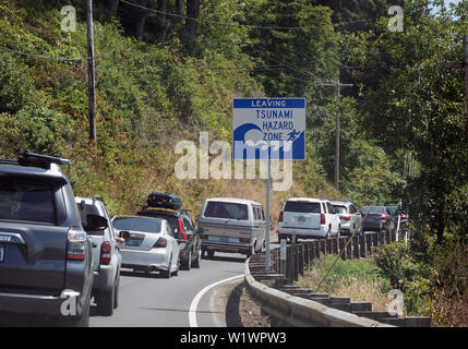 Die gesicherten Datenverkehr auf der US 101 verlassen Tsunami Hazard Zone, Oregon Stockfoto
